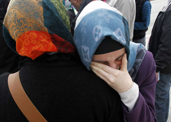 Başörtülü öğrencileri yine ağlattılar!