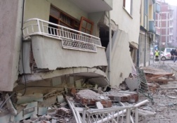 Simav'daki evlerin yüzde 55'i hasarlı