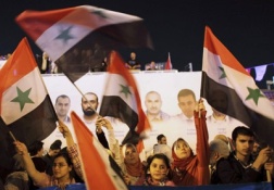 Suriye askerleri Hama'ya girdi , evlere baskın düzenledi