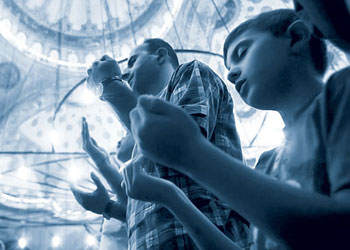 Nur talebeleri bin dille ibadet ederler