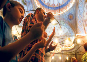 Regaib Kandili'nde eller semaya kalktı