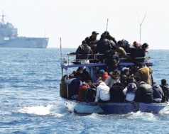 Libya göçmen taşıyan gemiyi alıkoydu