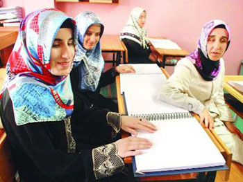 Kur'an için engel tanımayan kızlar