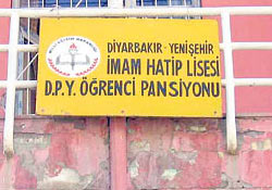 Diyarbakır'da imam hatip yurduna saldırdılar
