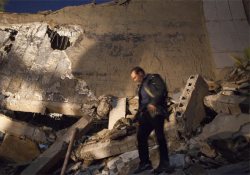 NATO, Kaddafi'nin karargahını bombaladı