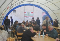 İHH Simav'da 6 bin kişiye yemek götürüyor