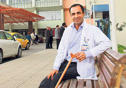 Engelli fedakar baba gündüz okuyor, gece çalışıyor