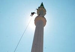 Ekmeğini minareden çıkaran adam