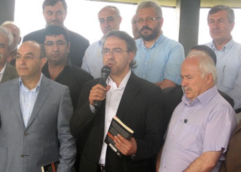 Ezan zulmünün bittiği gün Menderes'i andılar