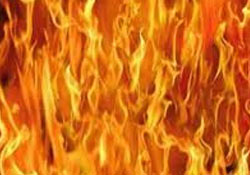 Çocukları içine ateşe atladı