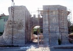 Tarihi kaleyi restore edelim derken yıktılar