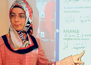 Akıllı tahtada Kur'an öğreniyorlar