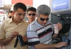 Görme Engelliler Konuşan Atm Sırasında