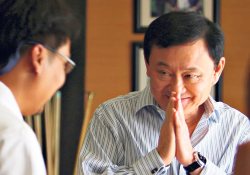 Darbeyle devrilen Thaksin seçimle geri dönme yolunda