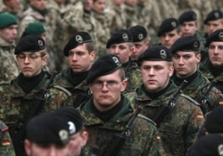 Almanya ilk gönüllü askerlerini silah altına aldı