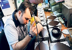 Kur'an-ı Kerim'e gümüş işlemeli kılıf yapıyor