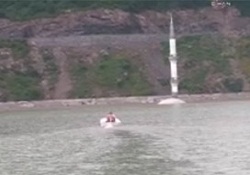 Baraj altındaki camide ezan okuyor