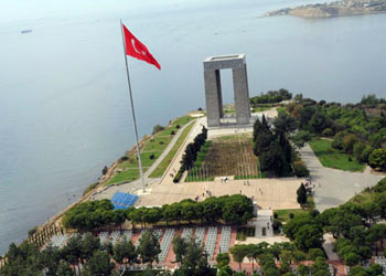 Örtülü diye Çanakkale şehitliğine sokmadılar