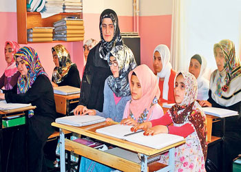 Kur'an'ın her harfine dokunarak öğreniyorlar