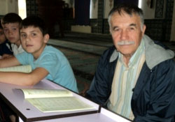 Torunuyla birlikte Kur'an öğreniyor