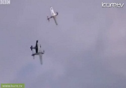 İki savaş uçağı havada çarpıştı