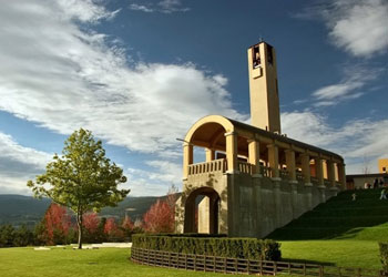 İnkar edenlere dünya hayatı süslü gösterildi