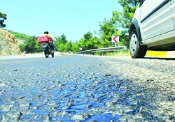 Eriyen asfalt sürücülerin kâbusu
