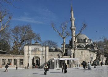 Eyüp Sultan Meydanı gül suyu ile yıkanıyor