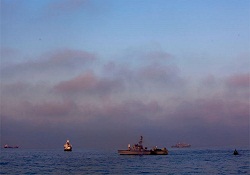 İsrail donanması Gazze yolundaki yardım gemisini kuşattı