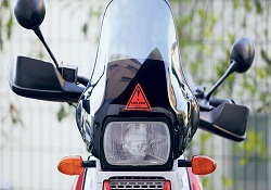 Motosikletleri fark edin!' çıkartması