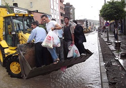 Sağanak yağmur Kars'ı göle çevirdi