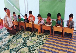 Simav'daki çocuklar, çadır camilerde Kur'an öğreniyor