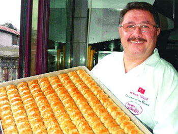 Güllüoğlu, dünyaya iletişim dersi verdi