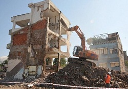 Kadifekale’de heyelan bölgesi yıkılıyor