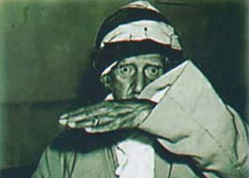 Jandarma Said Nursi'nin sarığını yere atar