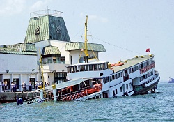 İzmir'de yolcu vapuru battı, 300 kişi ölümden döndü