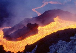 Etna yine patladı