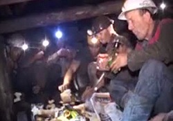 Maden işçileri yer altında sahur yaptı