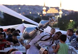 Eyüp Sultan'da 15 bin kişilik iftar!
