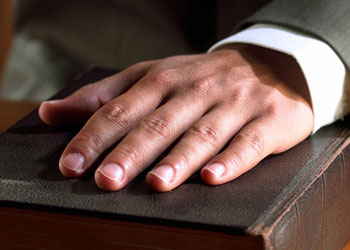 "Anam babam üzerine yemin ederim." sözü, yemin sayılır mı ve kefaret gerekir mi?