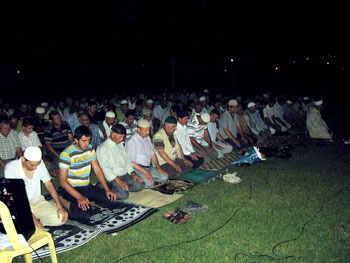 Teravih için futbol sahasına koştular