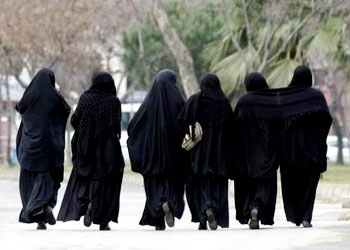 Çarşafla mı yoksa manto (pardösü) ile mi tesettür sağlanmış olur?