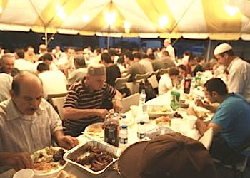 Amerika'daki camilerde iftar sofraları