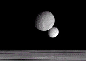 Dünya'nın yörüngesinde 2 ay varmış