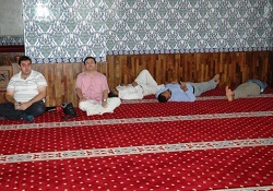 Cemaat Bu Camiden Çıkmak İstemiyor