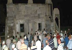600 yıllık namazgahta teravih namazı