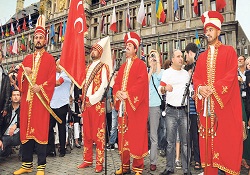 Japonlar mehtere dokunmak için yarışıyor!