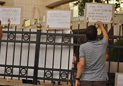 Orucu 'kapitalizmle açma' protestosu