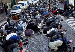 Sokakta namaz kılmak yasak