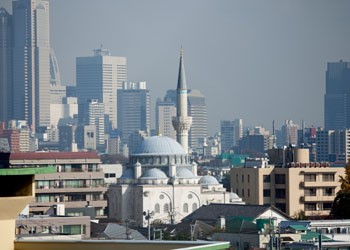 Tokyo'daki camide üç dilde hutbe okunuyor